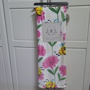 Honey Lane Floral Bee Litte Girls Throw Size 50"x70"(127 CMx178Cm) Brand new.